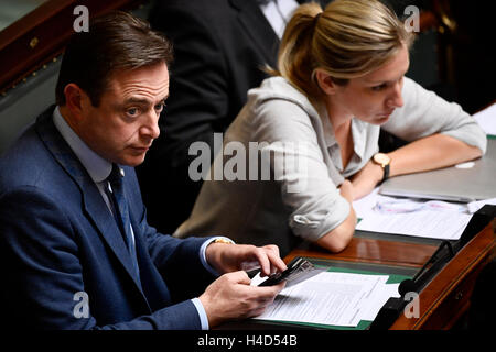 N-VA Bart De Wever und N-VA Renate Hufkens abgebildet während einer Plenarsitzung der Kammer an die Eidgenössischen Räte in Brüssel, Donnerstag, 13. Oktober 2016. BELGA FOTO DIRK WAEM Stockfoto