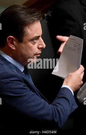 N-VA Bart De Wever abgebildet während einer Plenarsitzung der Kammer an die Eidgenössischen Räte in Brüssel, Donnerstag, 13. Oktober 2016. BELGA FOTO DIRK WAEM Stockfoto