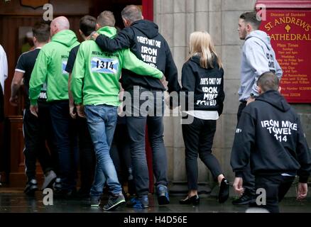 Trauergäste kommen für die Beerdigung von Boxer Mike Towell in St. Andrews Cathedral, Dundee. Stockfoto