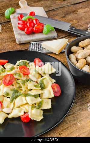 Hausgemachte Ravioli mit Basilikum-Pesto, Cherry-Tomaten Stockfoto