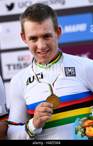 Norwegische Kristoffer Halvorsen feiert nach dem Sieg der Herren U23 Straßenrennen bei den 2016 UCI Straßen Rad-WM in Doha, Katar, Donnerstag, 13. Oktober 2016 auf dem Podium. BELGA FOTO YORICK JANSENS Stockfoto