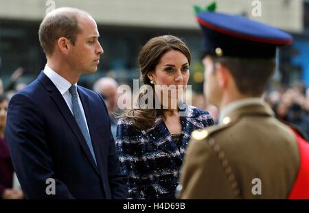 Der Herzog und die Herzogin von Cambridge besuchen eine Pflasterstein-Zeremonie für Victoria-Kreuz-Empfänger an der Manchester-Kenotaph während eines Engagements in Manchester. Stockfoto