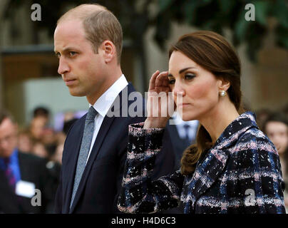 Der Herzog und die Herzogin von Cambridge besuchen eine Pflasterstein-Zeremonie für Victoria-Kreuz-Empfänger an der Manchester-Kenotaph während eines Engagements in Manchester. Stockfoto