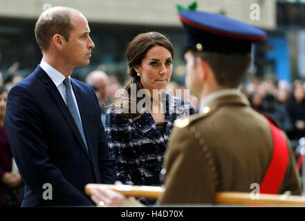 Großbritanniens Prinz William und seine Frau Catherine, Herzogin von Cambridge, besuchen eine Pflasterstein-Zeremonie für Victoria-Kreuz-Empfänger an der Manchester-Kenotaph in Manchester, England 14. Oktober 2016. REUTERS/Darren Staples Stockfoto