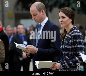 Der Herzog und die Herzogin von Cambridge besuchen eine Pflasterstein-Zeremonie für Victoria-Kreuz-Empfänger an der Manchester-Kenotaph während eines Engagements in Manchester. Stockfoto