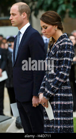 Der Herzog und die Herzogin von Cambridge besuchen eine Pflasterstein-Zeremonie für Victoria-Kreuz-Empfänger an der Manchester-Kenotaph während eines Engagements in Manchester. Stockfoto