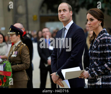 Der Herzog und die Herzogin von Cambridge besuchen eine Pflasterstein-Zeremonie für Victoria-Kreuz-Empfänger an der Manchester-Kenotaph während eines Engagements in Manchester. Stockfoto