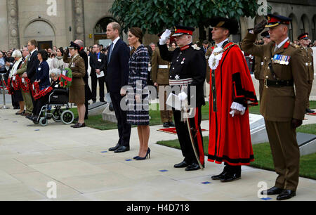 Der Herzog und die Herzogin von Cambridge besuchen eine Pflasterstein-Zeremonie für Victoria-Kreuz-Empfänger an der Manchester-Kenotaph während eines Engagements in Manchester. Stockfoto