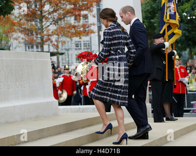 Der Herzog und die Herzogin von Cambridge besuchen eine Pflasterstein-Zeremonie für Victoria-Kreuz-Empfänger an der Manchester-Kenotaph während eines Engagements in Manchester. Stockfoto