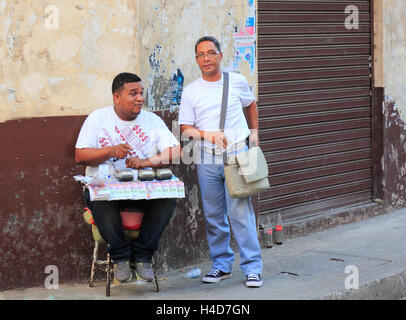 Republik Kolumbien, Departamento Bolívar, Stadt Cartagena de Indias, Straßenhändler, Lotterie-Verkäufer Stockfoto