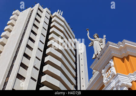 Republik Kolumbien, Departamento Bolivar, Stadt Cartagena de Indias, Hochhaus und Teil der Torbogen mit Statuen, input für Century park Stockfoto