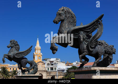 Republik Kolumbien, Departamento Bolívar, Stadt Cartagena de Indias, am Strand Bocagrande, geflügelte Pferd, Statue, vor dem Reloj Turm Stockfoto