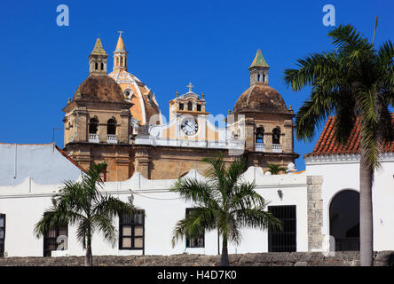 Republik Kolumbien, Departamento Bolivar, Stadt Cartagena de Indias, Iglesia San Pedro Claver in die historische Altstadt und die Stadtmauer der Altstadt Stockfoto