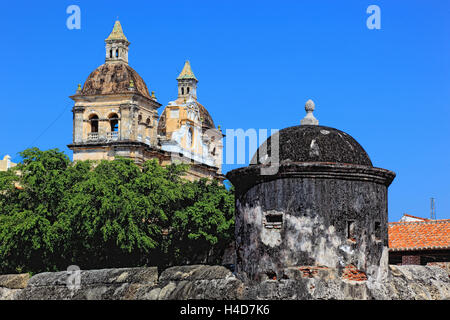 Republik Kolumbien, Departamento Bolivar, Stadt Cartagena de Indias, Iglesia San Pedro Claver in die historische Altstadt und die Stadtmauer der Altstadt Stockfoto
