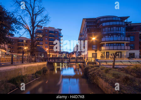 Zeigen Sie am frühen Morgen zwischen zwei Wohnblocks in Kingston upon Thames an Stockfoto