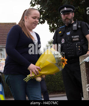 Floral Tribute bleiben vor einem Haus an der Kreuzung von Harwich Straße mit Tara in Colchester, Essex, nachdem ein kleiner Junge getötet wurde und ein zweites Kind in einem Hund Angriff verletzt. Stockfoto