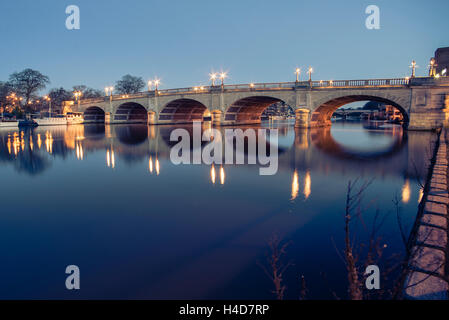 Kingston Bridge in Kingston Upon Thames spiegelt sich im Fluss Stockfoto