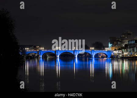 Kingston Bridge in Kingston Upon Thames spiegelt sich in den Fluss in der Nacht Stockfoto