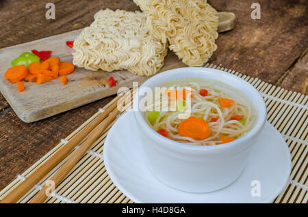 Chinesische Nudelsuppe mit instant-Nudeln - gesund? Stockfoto