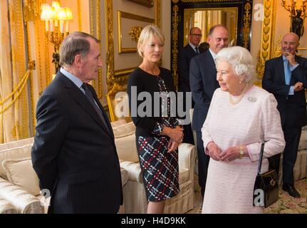 Königin Elizabeth II trifft Patron der Berkshire rotes Kreuz John Nike und Lady de Haan (zweiter von links), bei der Enthüllung des britischen Künstlers Henry Ward, ein Porträt von ihr markiert sechs Jahrzehnte der Schirmherrschaft an das britische Rote Kreuz, die in Windsor Castle in Berkshire vorgestellt worden. Stockfoto