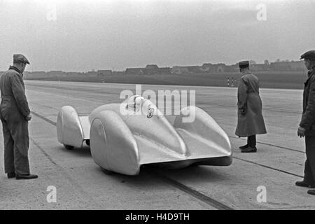 Mercedes-Benz W 125 in der Start in die Weltrekord-Versuch auf der Autobahn Frankfurt-Darmstadt, Deutschland 1930see The Mercedes Benz W 125 zu Beginn für die Welt-Rekord-Testversion auf der Autobahn Frankfurt-Darmstadt, Deutschland 1930see. Stockfoto