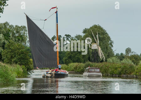 Segelboot am Fluss Ant und Boardman die Mühle, Barton Turf, Norfolk, England Stockfoto