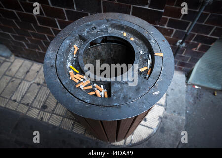 Aschenbecher auf einen öffentlichen Raum Stockfoto