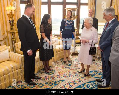 Königin Elizabeth II trifft (von links nach rechts) Künstler Henry Ward und seine Frau neben Roten Kreuzes Vizepräsident Maria Shammas (Mitte) bei der Enthüllung eines Porträts von ihr von dem britischen Künstler, Markierung sechs Jahrzehnte der Schirmherrschaft an das britische Rote Kreuz, die in Windsor Castle in Berkshire vorgestellt worden. Stockfoto