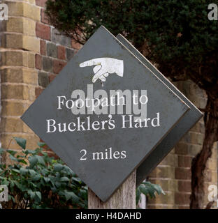 Richtung zu unterzeichnen, auf dem öffentlichen Fußweg zwischen Beaulieu und Schilde schwer, New Forest, Hampshire, England, UK Stockfoto