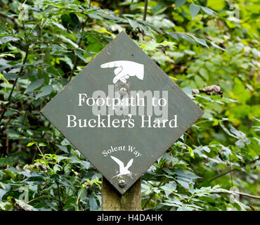 Richtung Board auf dem öffentlichen Fußweg zwischen Beaulieu und hart Schilde, New Forest, Hampshire, England, UK Stockfoto