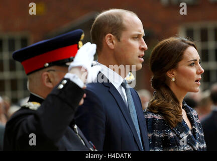 Der Herzog und die Herzogin von Cambridge besuchen eine Pflasterstein-Zeremonie für Victoria-Kreuz-Empfänger an der Manchester-Kenotaph während eines Engagements in Manchester. Stockfoto