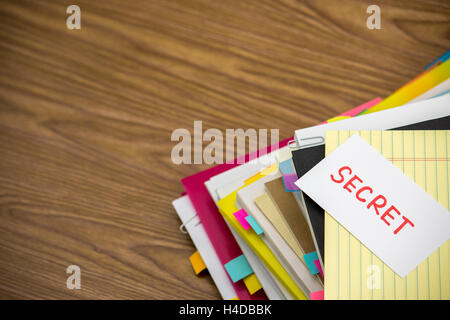 Geheimen; Der Haufen von Geschäftsdokumenten auf dem Schreibtisch Stockfoto