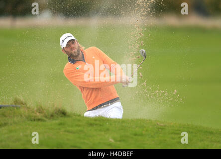 Schwedens Johan Carlsson spielt die Bunker tagsüber zwei von The British Masters in The Grove, Chandler's Cross. Stockfoto