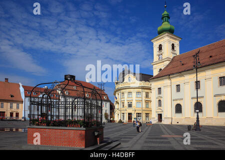 Anzeigen von Piata Mare, großer Ring, über den Markt auf das historische Rathaus und die katholische Kirche, Sibiu, Rumänien Stockfoto