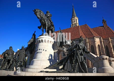 Ein Reiterstandbild Matthias Corvinus, Matthias Rex und der Klausenburger Michaels Kirche in Cluj-Napoca, deutsche Hermitage Castle ist das bedeutendste Beispiel der gotischen Hallenkirche in Siebenbürgen, Rumänien, Stockfoto