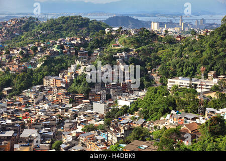 Blick auf den Favelas zwischen Santa Teresa und Centro, Rio De Janeiro, Brasilien Stockfoto