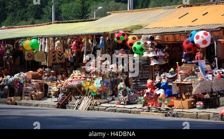 Straße Kiosk, Verkauf Spielzeug, Gartenzwerge und Souvenirs, Sinaia, große Walachei, Rumänien Stockfoto