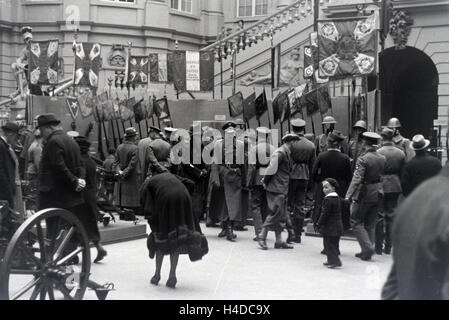 Zeremonie der Überreichung der Sarajevotafel als Kriegssouvenir Im Zeughaus, Unter Den Linden, Berlin, Deutsches Reich 1941. Zeremonie der Präsentation der Sarajevo-Platte als Trophäe in der Waffenkammer, Unter Den Linden, Berlin 1941. Stockfoto