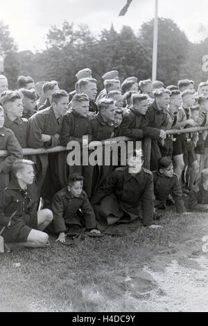 Schüler der Napola Naumburg Bei Einem Sportwettkampf, Deutsches Reich 1941. Schüler NaPolA Naumburg bei einem sportlichen Wettkampf, Deutschland 1941. Stockfoto