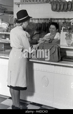 Eine Kundin Beim Einkauf Im Musterbetrieb Wilhelm Plum in München Gladbach, Deutsches Reich 1941. Ein Client in der Modellpflanze Wilhelm Plum in Deutschland 1941 München Gladbach einkaufen. Stockfoto