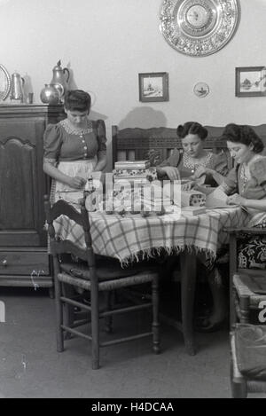 Mutterschutz des Musterbetriebs Wilhelm Plum in München Gladbach, Deutsches Reich 1941. Mitarbeiter des Modells Pflanzen Wilhelm Plum in München Gladbach Deutschland 1941. Stockfoto