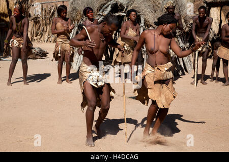 Damara-Menschen, die Durchführung einer traditionellen Tanz im Kulturdorf im Damaraland Bezirk in Namibia, Südafrika Stockfoto