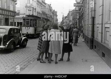 Sterben sie Weltmeisterin Anni Kapell Beim Einkaufen Mit Freundinnen in Düsseldorf, Deutsches Reich 1941. Weltmeisterin Anni Kapell einkaufen gehen, mit Freunden in Düsseldorf, Deutschland 1941. Stockfoto