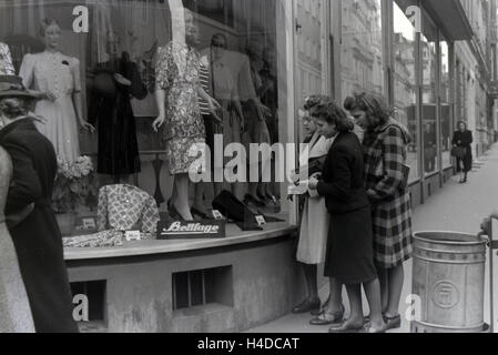 Sterben sie Weltmeisterin Anni Kapell Beim Einkaufen Mit Freundinnen in Düsseldorf, Deutsches Reich 1941. Weltmeisterin Anni Kapell einkaufen gehen, mit Freunden in Düsseldorf, Deutschland 1941. Stockfoto