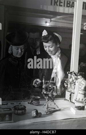 Besucher der Wiener Modewoche, Im Haus der Mode "Palais Lobkowitz', Vor Einem Schaukasten Mit Ungarischem Kunsthandwerk; 1940er Jahre Deutschland. Besucher der Vienna Fashionweek, in das Haus der Mode 'Palais Lobkowitz', vor einer Vitrine Stockfoto