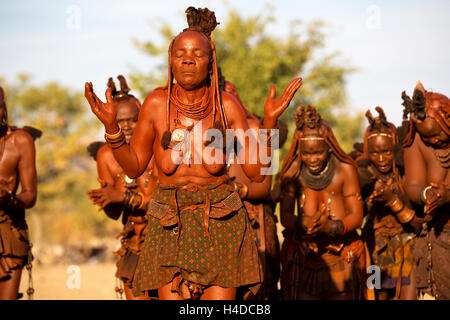 Eine Gruppe von unbekannten Himbas durchführen traditionellen Tanz in ihrem Dorf in der Nähe von Opuwo Stadt in Namibia, Südafrika Stockfoto