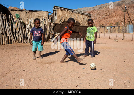 Nicht identifizierte afrikanischen jungen spielen Fußball in Damaraland Dorf in Namibia, Südafrika Stockfoto