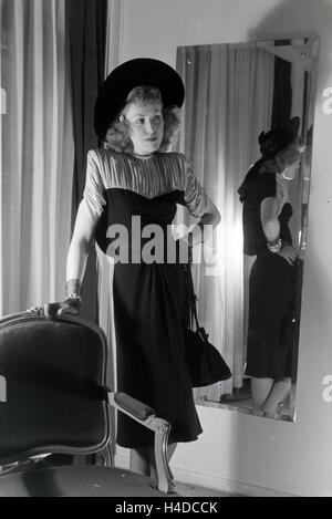 Ein Modell Bei der Anprobe Eines Kleides der Berliner Modeschöpfer Annemaria Geise Und Hilda Romatzki, Deutschland ca. 1939. Ein Modell, das versucht einer Kleid von Mode-Designer Annemaria Geise und Hilda Romatzki, Deutschland ca. 1939. Stockfoto