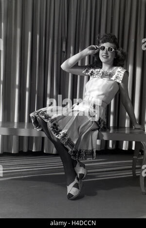 Ein Modell Bei der Anprobe Eines Kleides der Berliner Modeschöpfer Annemaria Geise Und Hilda Romatzki, Deutschland ca. 1939. Ein Modell, das versucht einer Kleid von Mode-Designer Annemaria Geise und Hilda Romatzki, Deutschland ca. 1939. Stockfoto