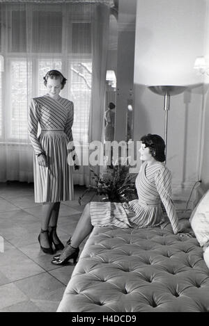 Zwei Modelle Bei der Anprobe von Kleidern von Modeschpferin Annemaria Geise; Deutschland ca. 1939. Zwei Modelle Kleider von Mode-Designer Annemaria Geise versuchen; Deutschland ca. 1939. Stockfoto